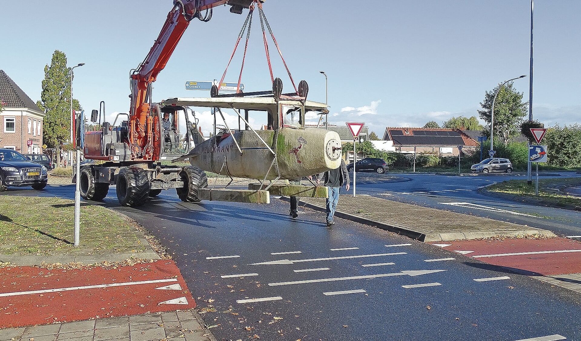 Het bijzondere vervoer van De Pelikaan door Haastrechttrok bij velen de aandacht.