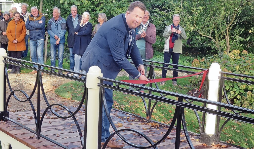 Wethouder Wisja Pannekoek opent de tweede brug.