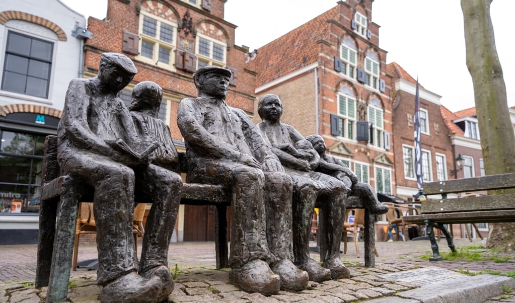 Het beeld van de boerenfamiliein het centrum van Oudewater maakte Ineke van Dijk.Het staat symbool voor het oeuvre van Herman de Man,waarin boerengezinnen vaak een hoofdrol speelden.