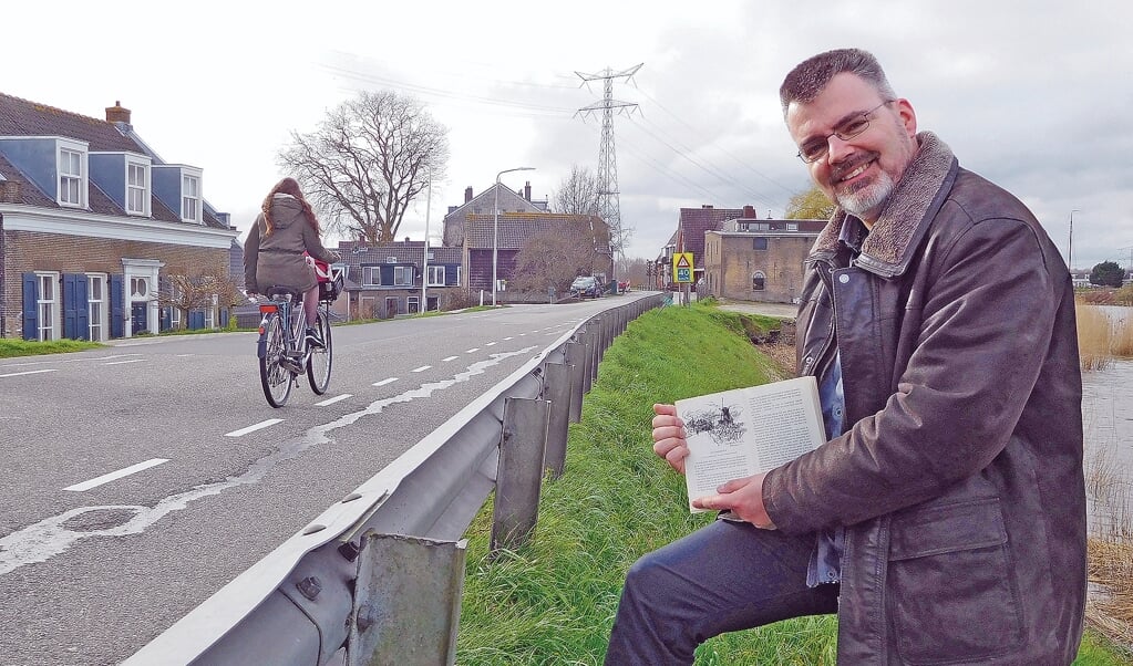 Marco Bakker op de plek waar hij één van de tekeningen maakte,in Ouderkerk aan de IJssel.