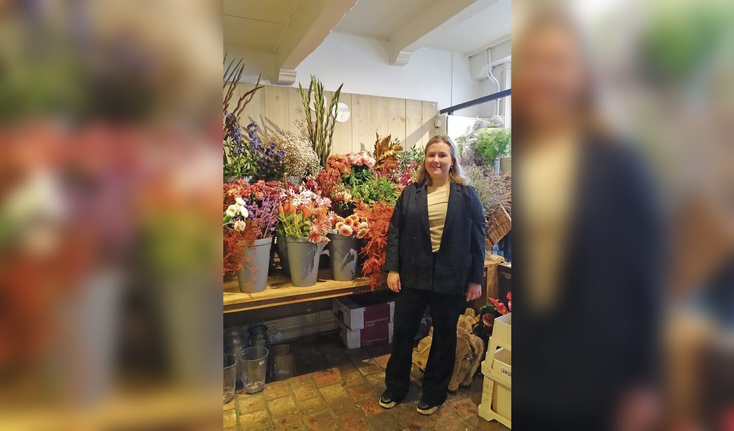 Kim in haar bloemenwinkel.