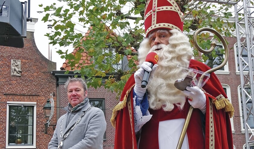 De Sint is boos op de burgemeesteromdat hij een stukje van de sleutel had gesnoept.