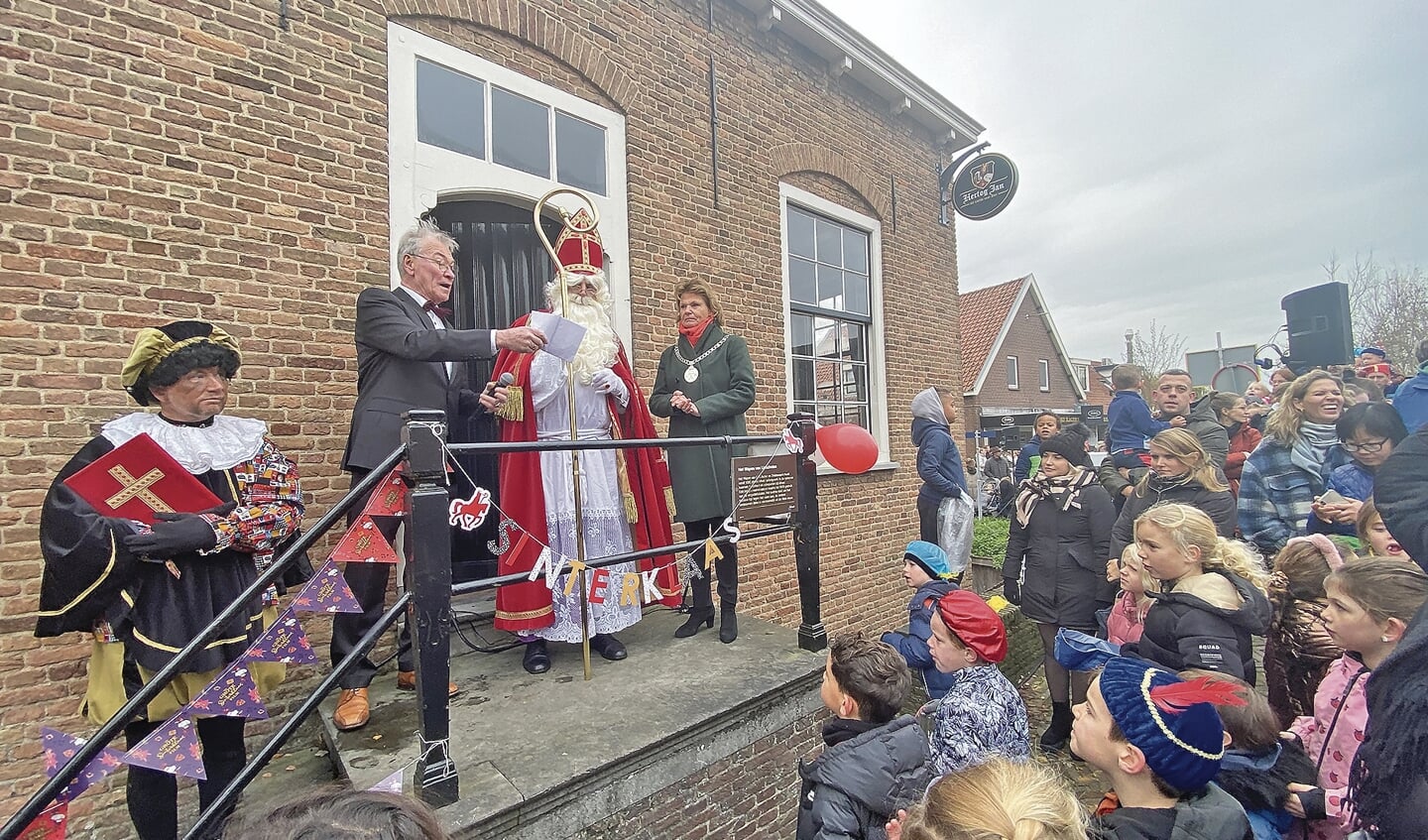Burgemeester Petra van Hartskamp stond samen met Hans Bakker en heel veel vrolijke kinderen en ouders klaarom de Sint en zijn Pieten te verwelkomen.