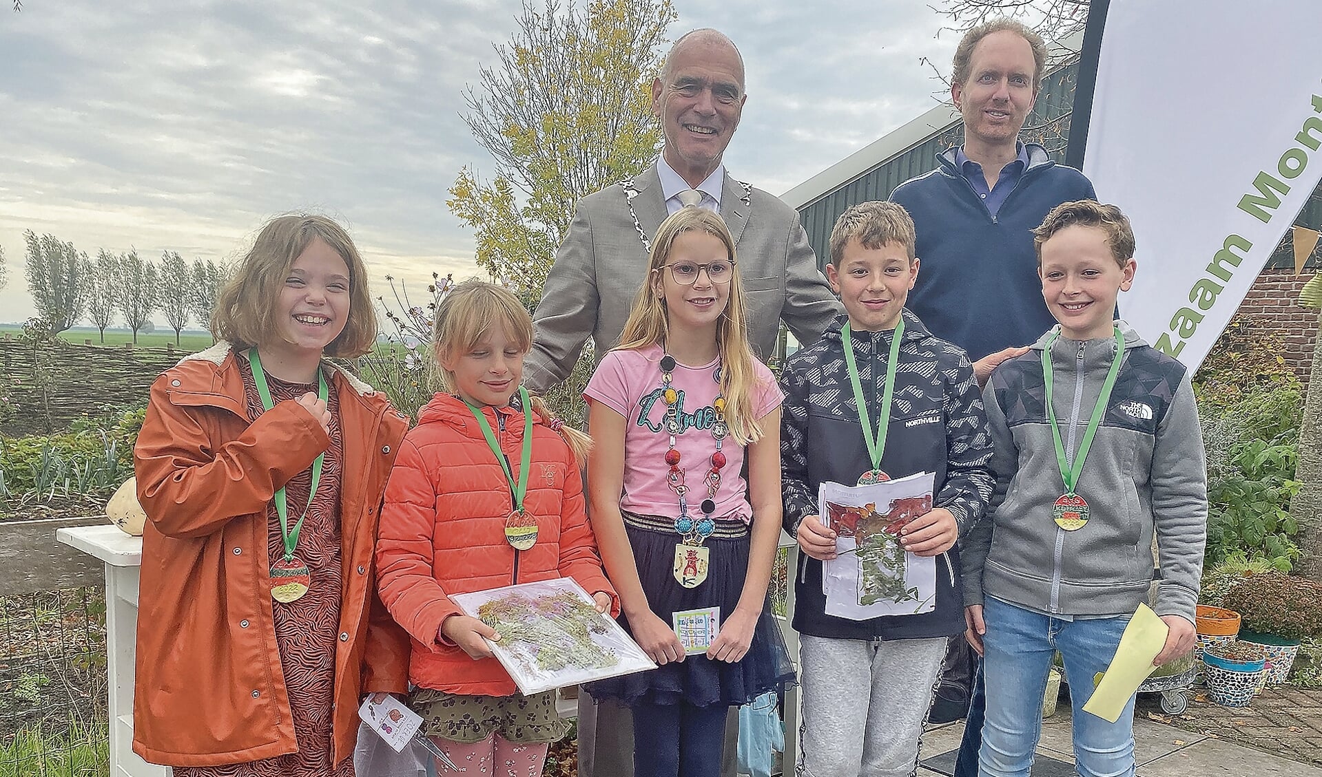 De voltallige klimaatraad met jeugdklimaatburgemeester Elin in het middenen locoburgemeester Kees van Dalen en klimaatburgemeester Matthijs Hombergen.