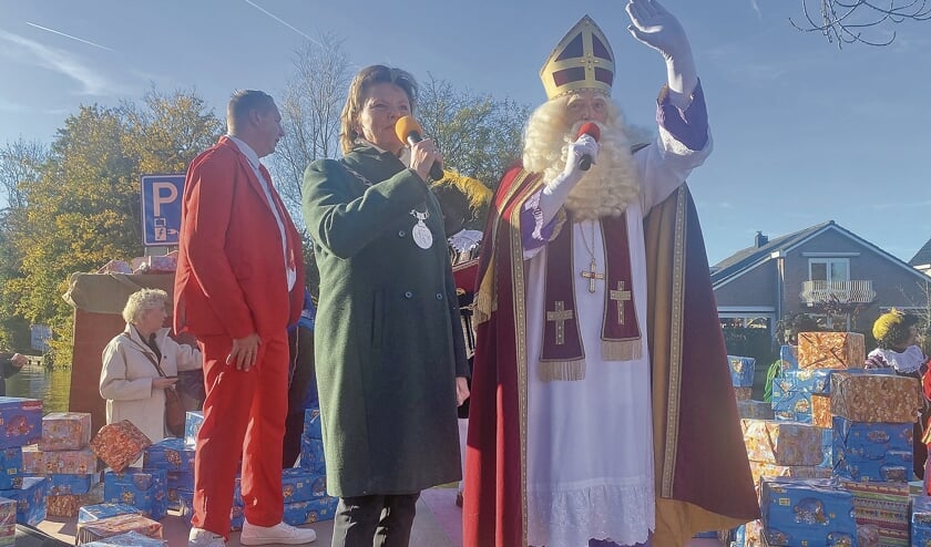 Sinterklaas werd warm verwelkomddoor burgemeester Petra van Hartskamp.