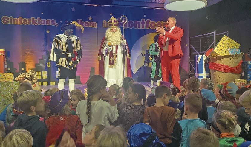 Sinterklaas op het podium in St. Joseph.