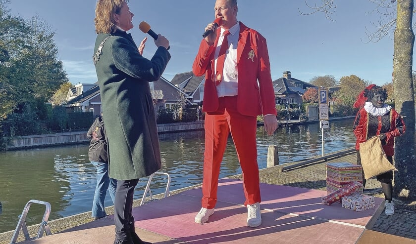 Burgemeester Petra van Hartskamp in gesprek met Vincent.