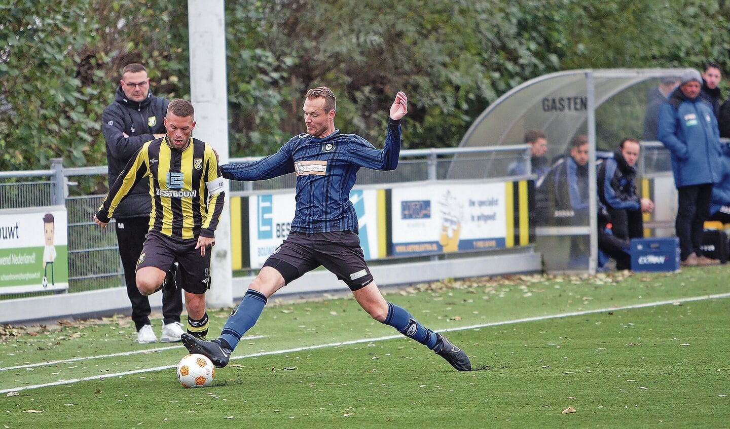 Trainer-coach Patrick de Ruiter kijkt naar de verrichtingen van zijn speler Stephan Bakker.