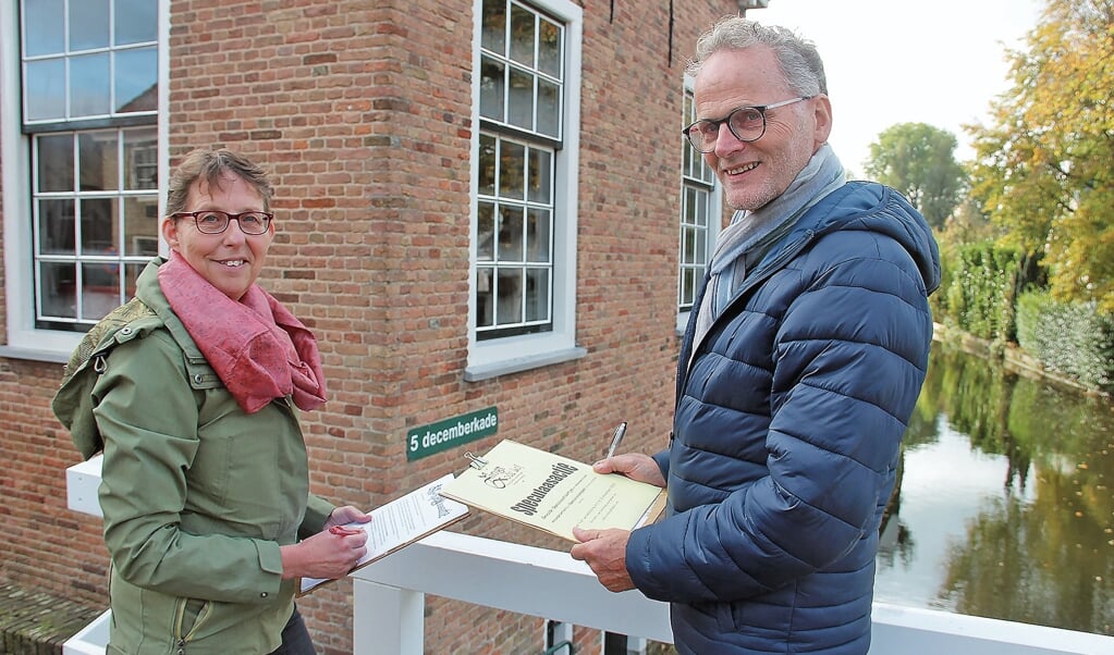 Secretaris Nelleke de Haan en koorlid Evert Pak.