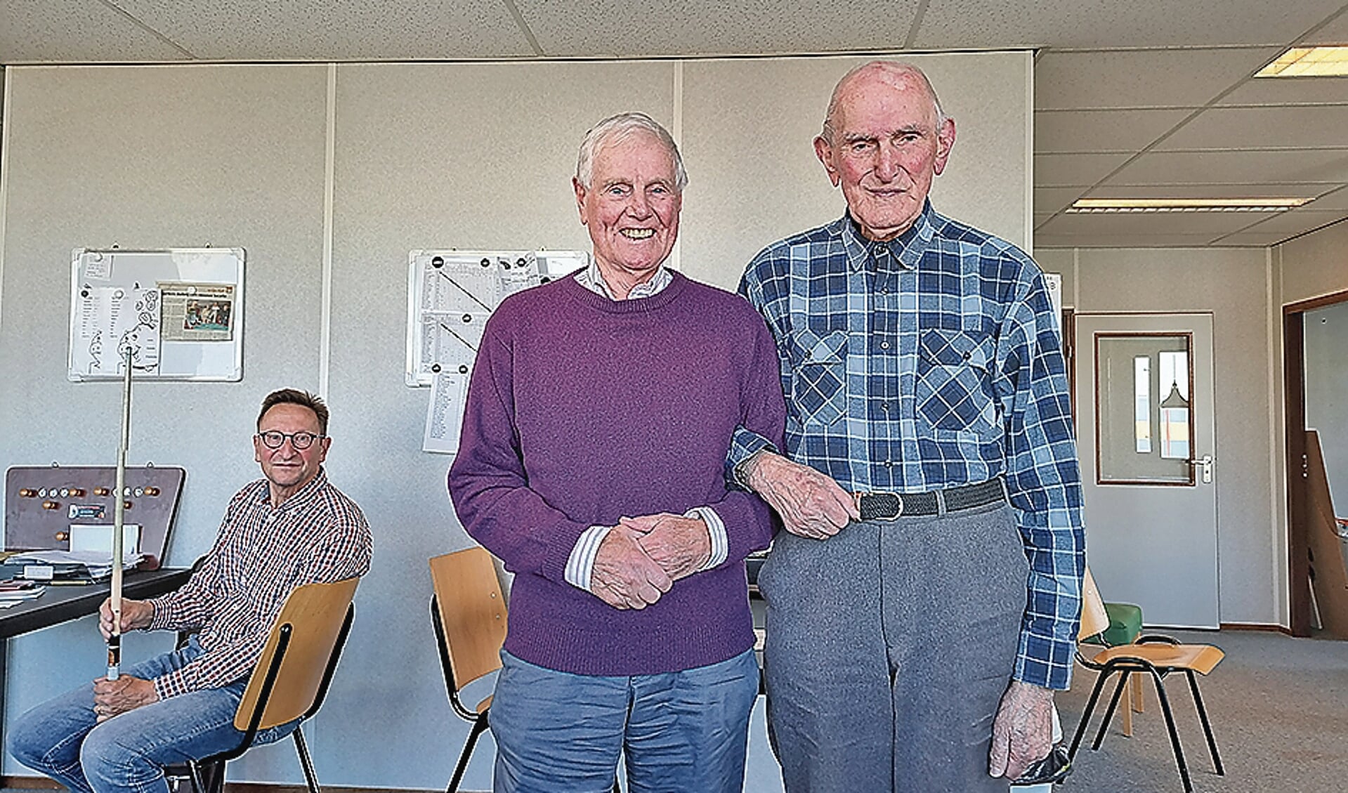 De twee 90-jarigen Chris Jansen (rechts) en M. Verwer.