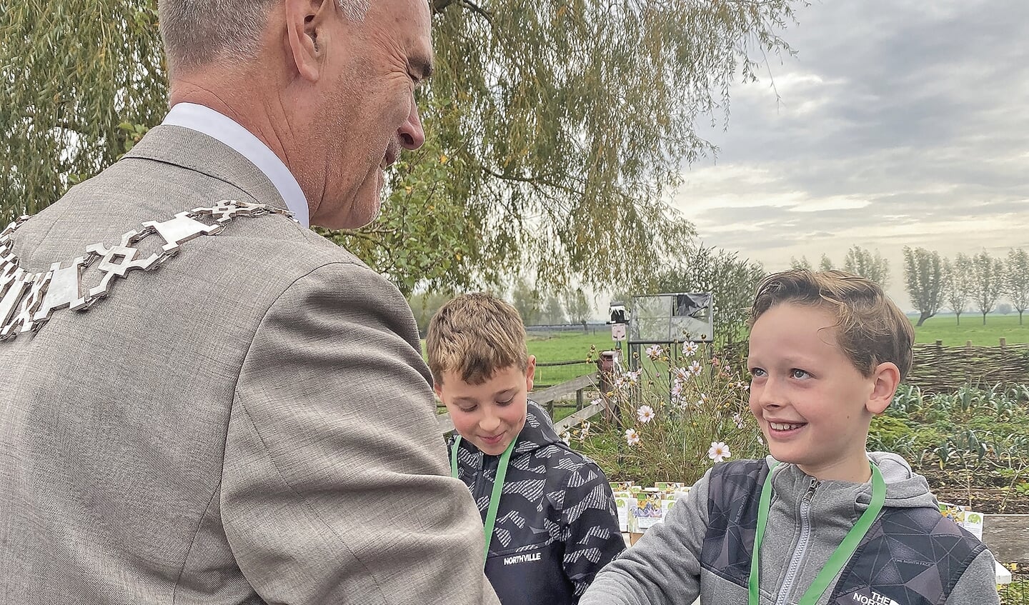 De klimaatraadsleden kregen van locoburgemeesterKees van Dalen een ketting omgehangen.