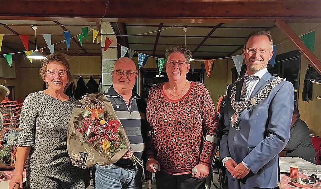 V.l.n.r. Mieke Zijderlaan (secretaris ijsclub), Piet Murk,zijn vrouw Dora Murk en burgemeester Laurens de Graaf.