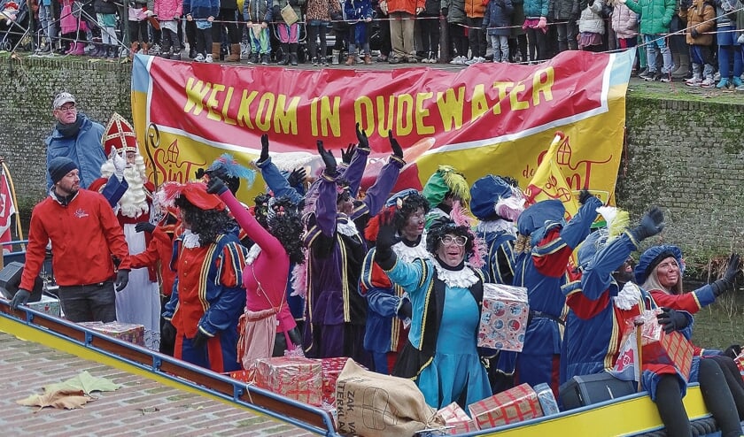 De Sint komt aan in Oudewater.
