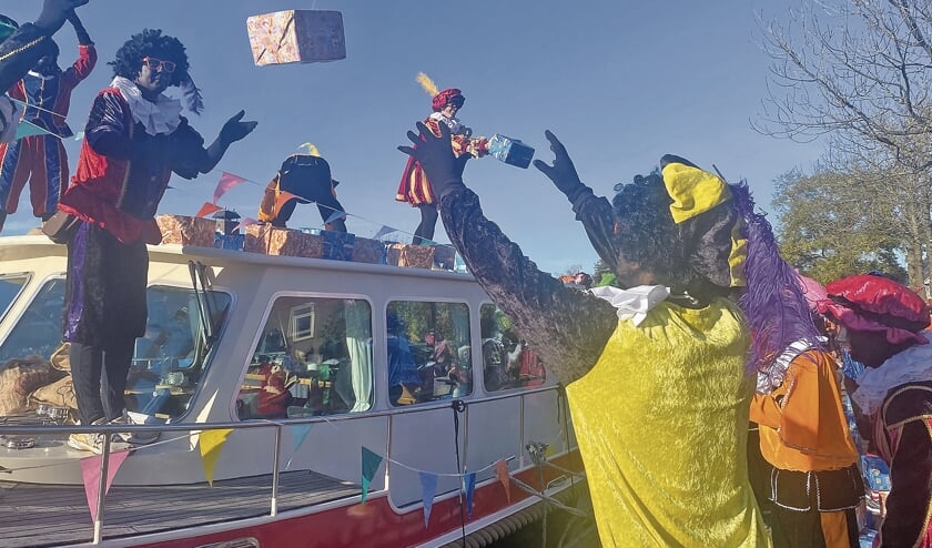 Een enkel pakketje viel in het water, maar dat mocht de pret niet drukken.De meeste pakketjes kwamen veilig aan land.