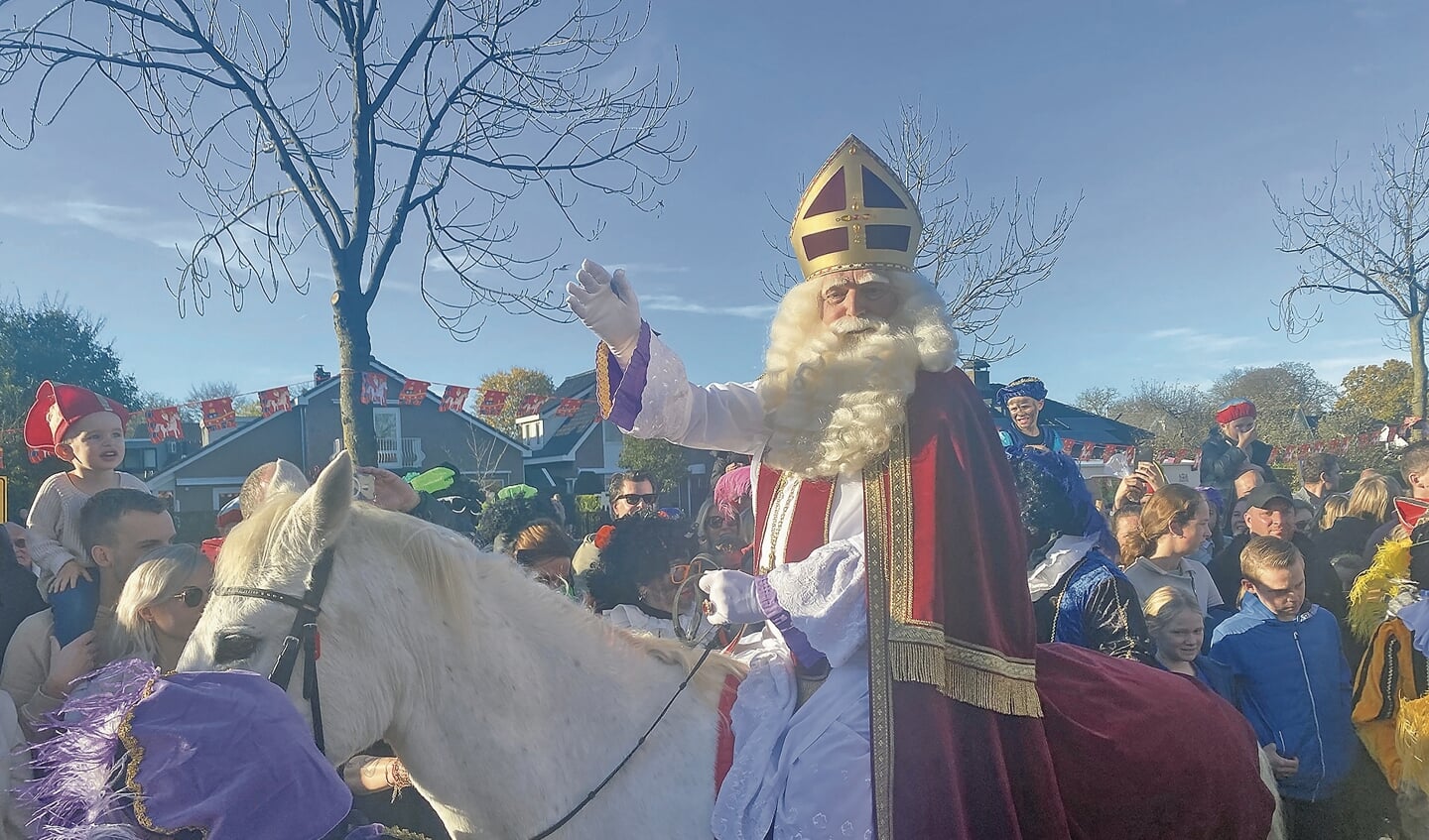 Op zijn paard Ozosnel was Sinterklaas snel ter plaatsein St. Joseph waar het kinderfeest werd vervolgd.