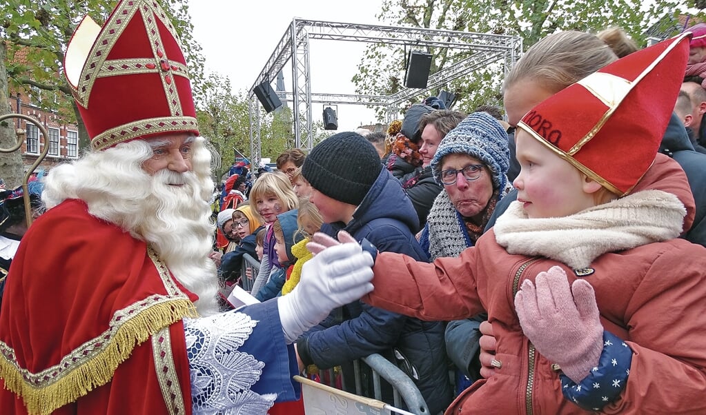 De Sint gaf alle lieve kindjes een handje.
