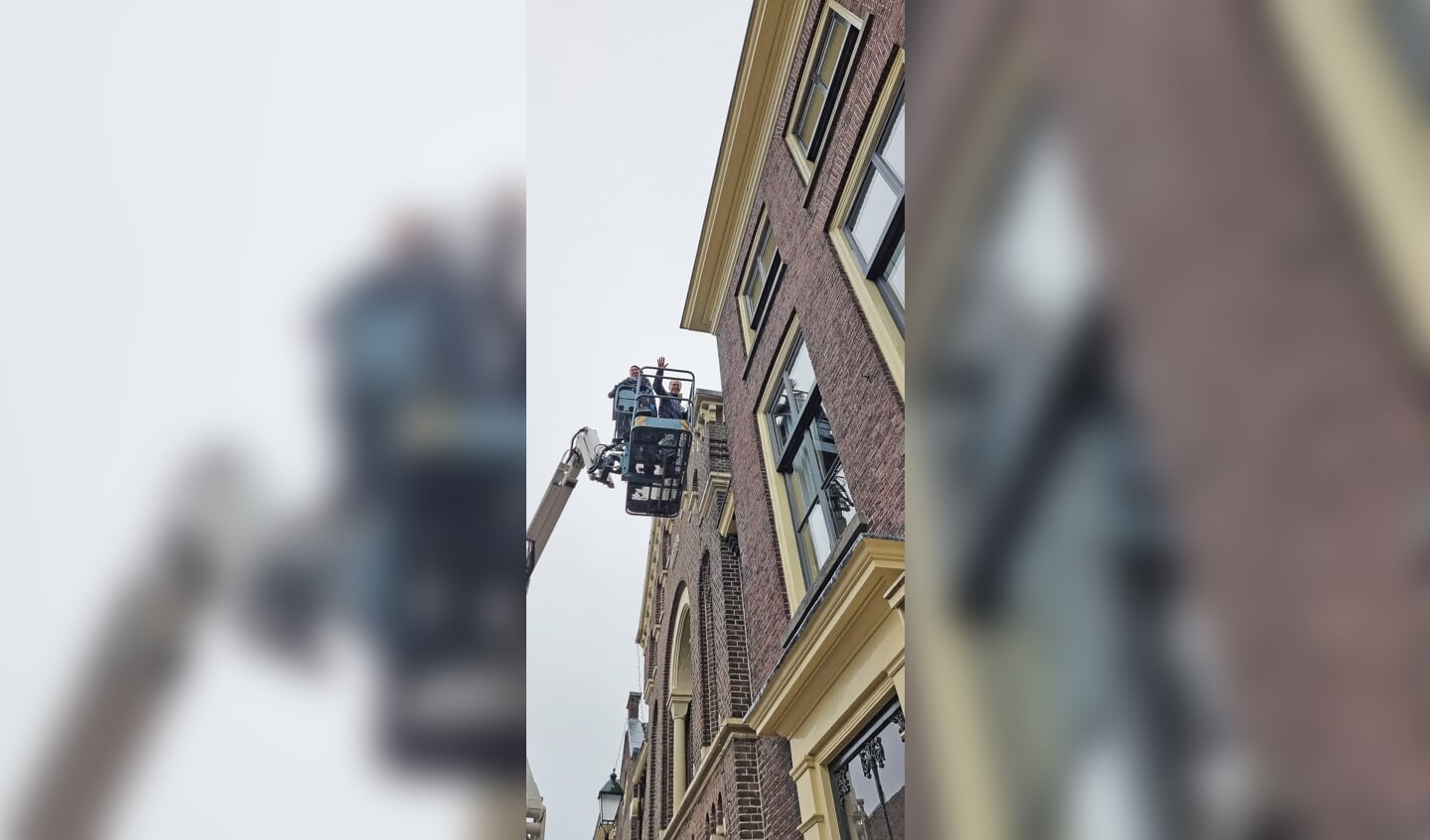 De hoogwerker moest eraan te pas komenom de verlichting aan de geveltjesin de Leeuweringerstraat te hangen.