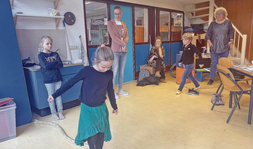 Veerle, Esmée en Raf laten onder toeziend oog van de beweegspecialisten zienhoe zij 'bewegend leren' door over een parcours te gaan.