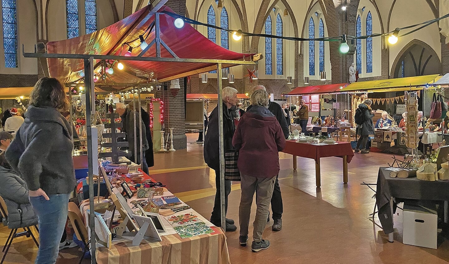 De kerstmarkt in de katholieke kerk werd goed bezochten was weer even sfeervol als vanouds.