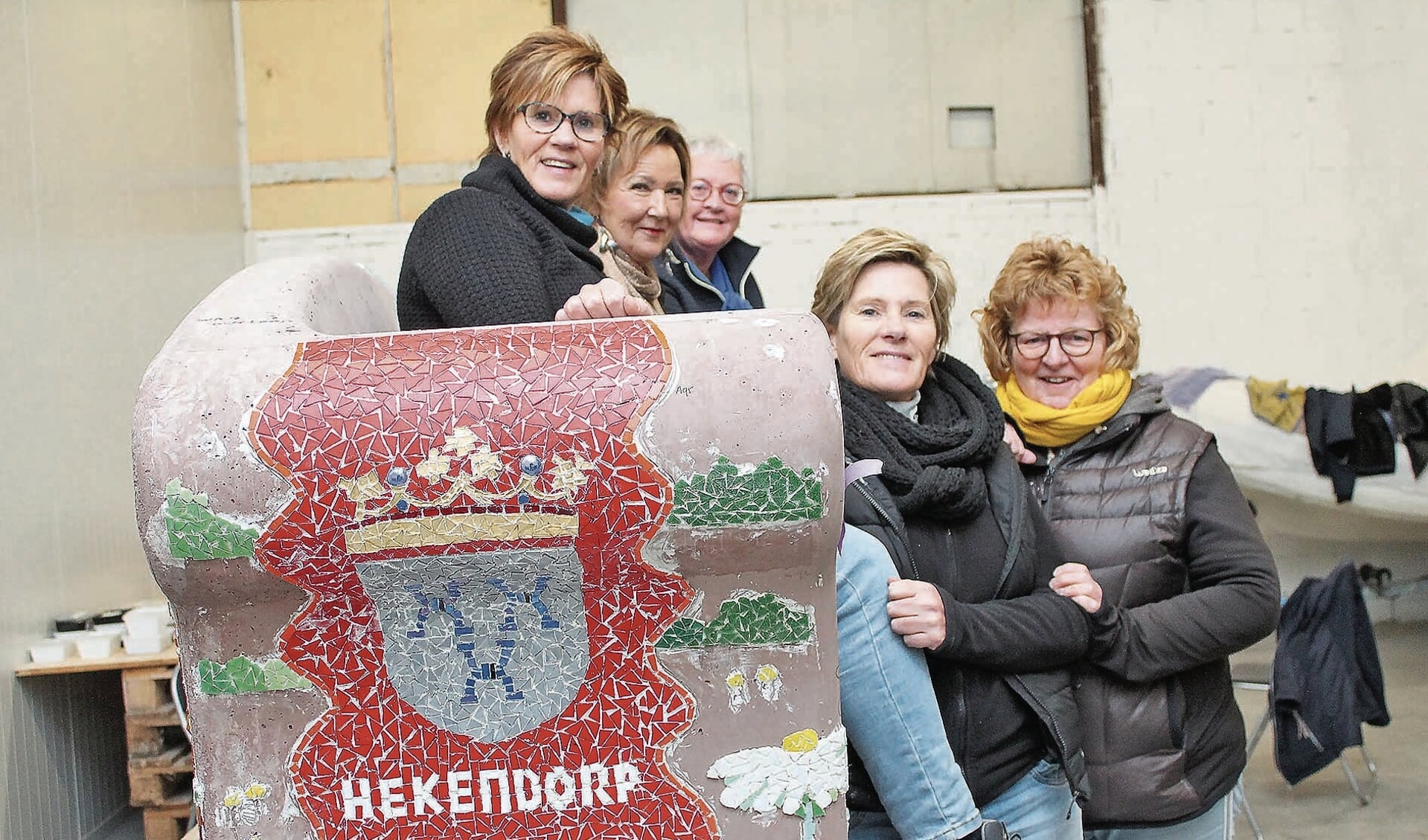 De makers rusten even uit voordat ze opnieuw aan het werk gaan:Ineke Rooimans, Marjola Vreeswijk, Ied van Baren, Heleen de Groot en Eli Jansma.Het totale team bestaat uit acht personen.Niet op de foto: Betty Oostveen, Nelleke Baauw en Marja van Beek.