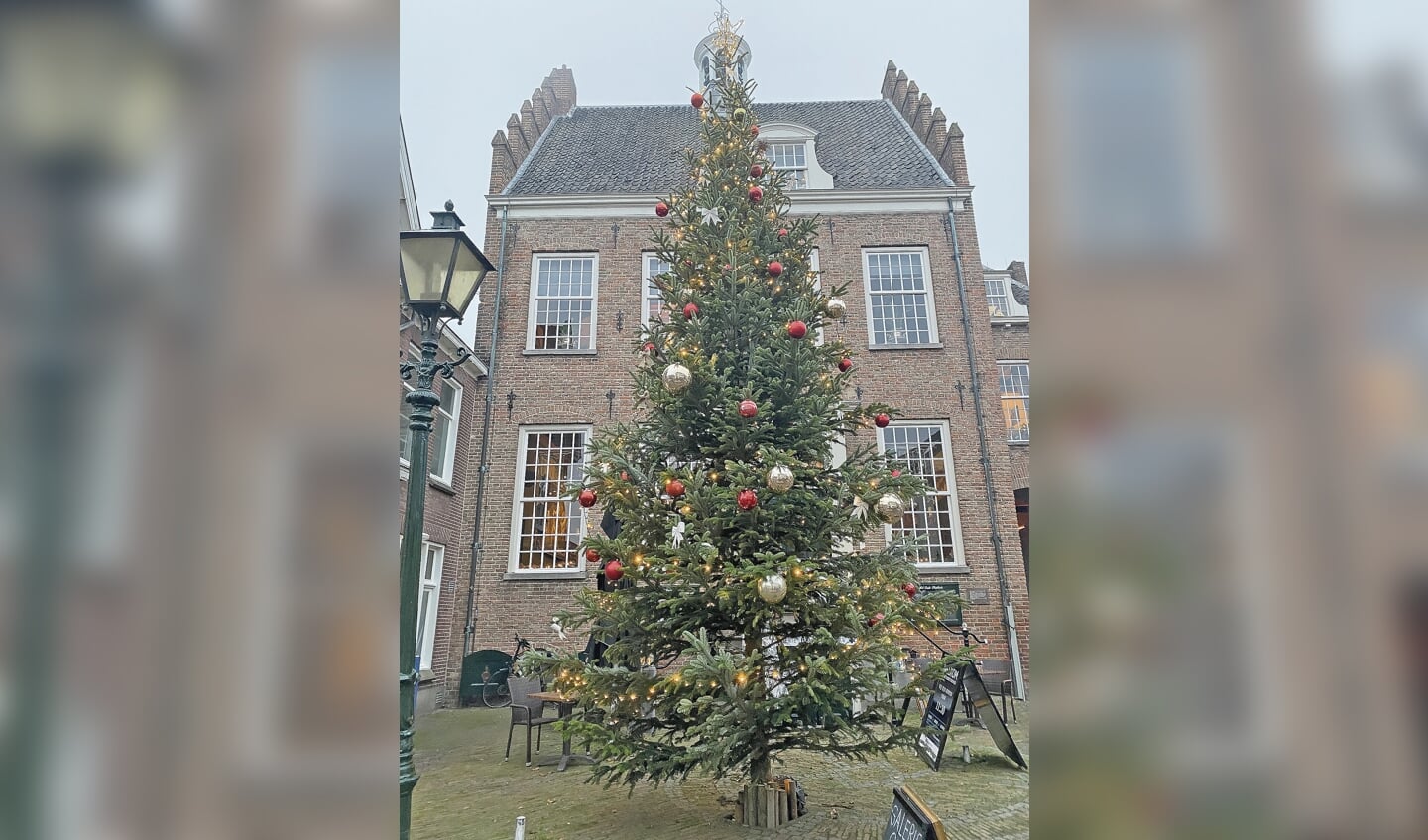 De kerstboom voor het Oude Stadhuis.