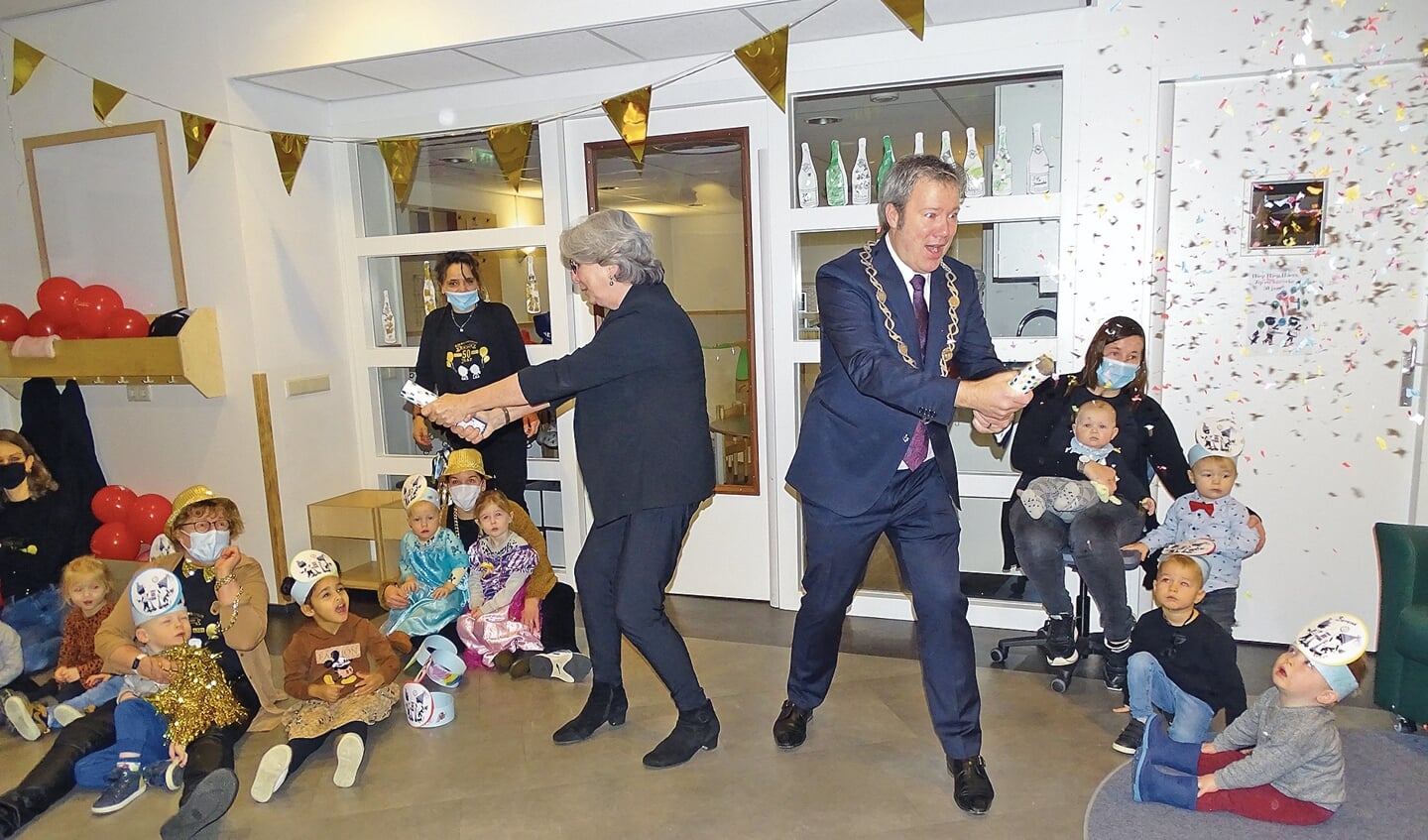 De burgemeester opent het feestjaar samen met Caroline van den Dungen met een confettikanon.