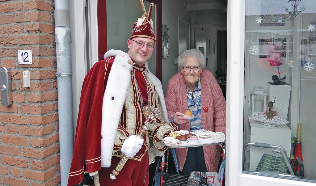 De bewoners van het Antoniushof en De Bongerd kregen taartjes uitgedeeld en lieten zich die goed smaken.