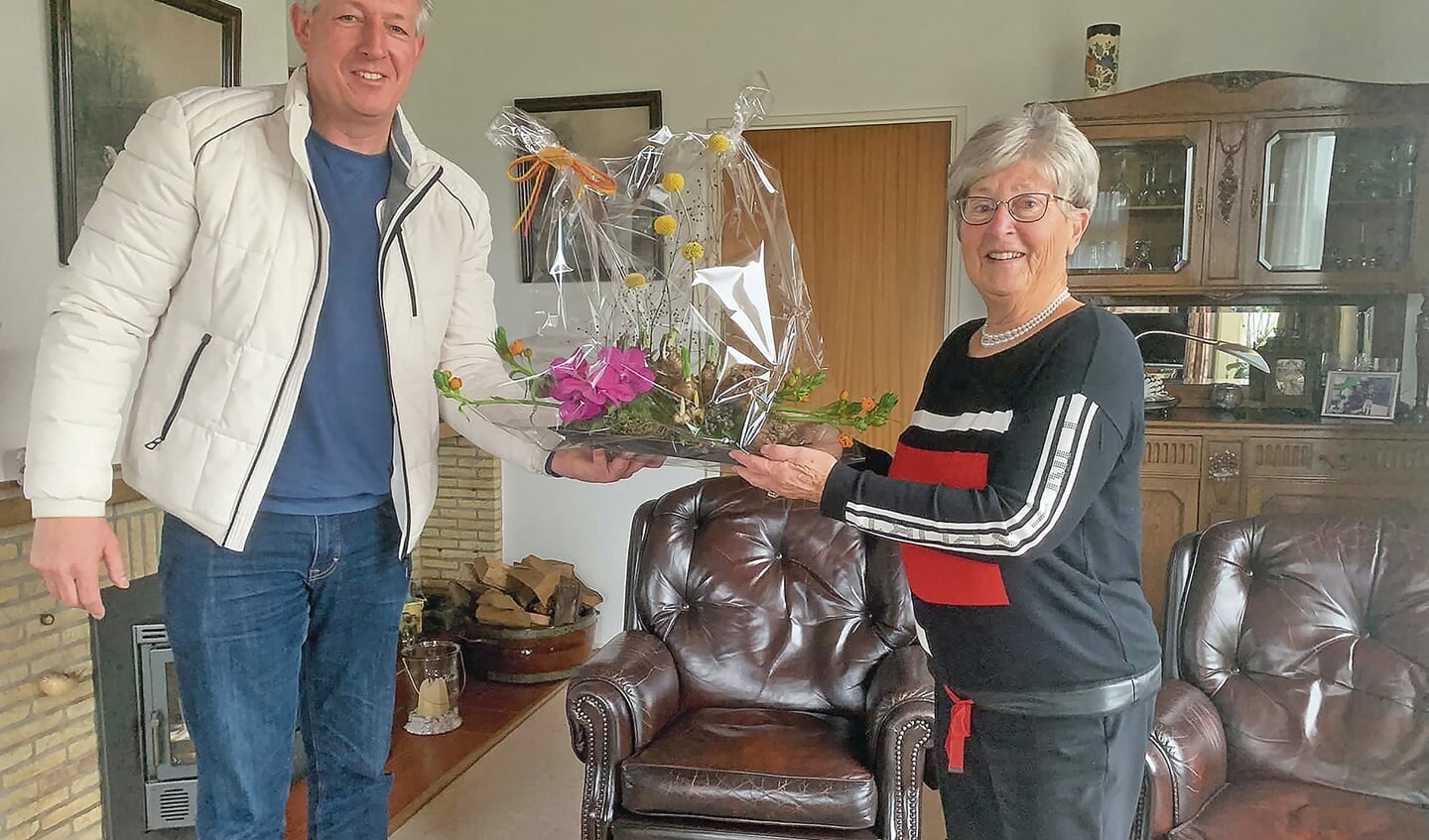 Bep Oskam ontving een prachtig bloemstuk van Frans Hooft.