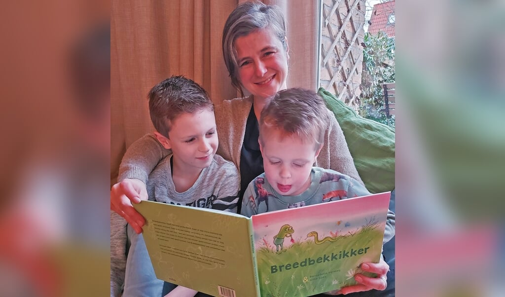 Bernadette Vermeij leest haar eigen kinderen, Pim en Max, voor uit Breedbekkikker.