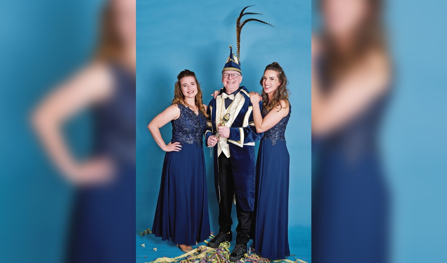 Prins Marcel met zijn hofdames Pam Lissenburg en Bibian ter Burg.