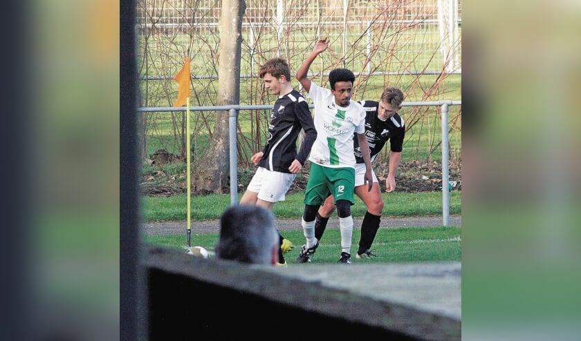 Mathijs de Hoog en Ivo Lemkes in duel met Hertog (GSV).