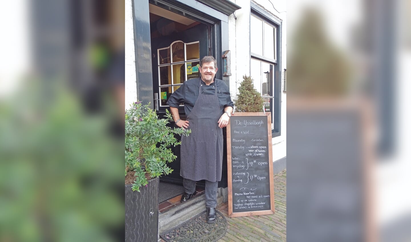 Henk opent de deur van Restaurant de IJsselborgh.