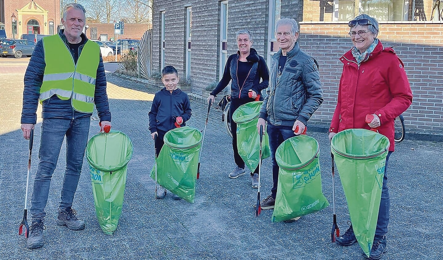 Bewoners van Haastrecht hielpen vuil rapen op zaterdag 19 maart.