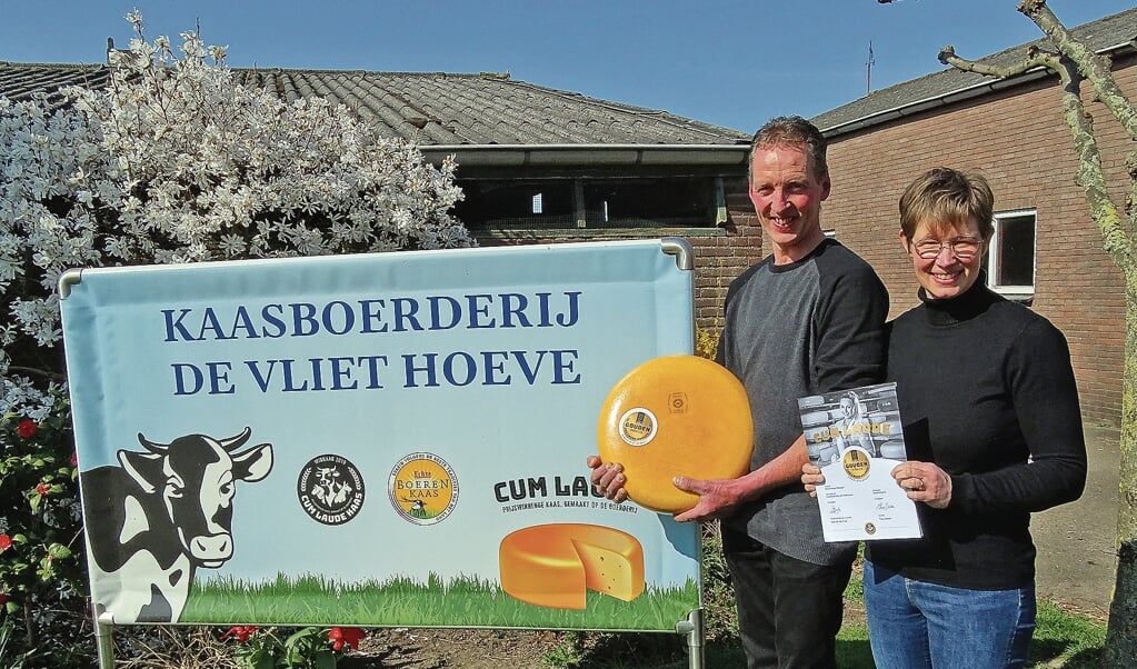 Gerard en Mathilde van Vliet laten trots hun 'cum laude'-kaas zien.