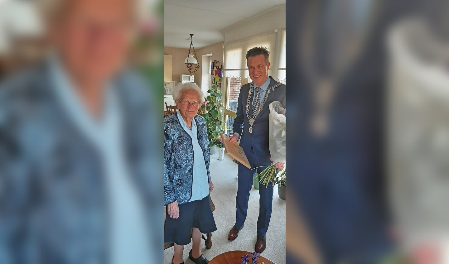 Burgemeester Pieter Paans feliciteerde Mevrouw Mouris - van Leeuwen.
