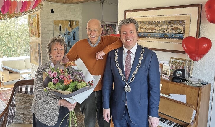 Mieke en Henk van Uden samen met burgemeester De Vries.