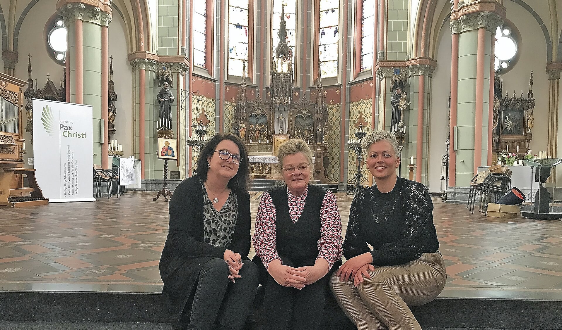 De organisatie van het zangfestijn v.l.n.r. Renee Hoogerwerf van werkgroep Zangfestijn,Pastor Janneke Stam, en Patricia Boll, de zangeres van het combo.