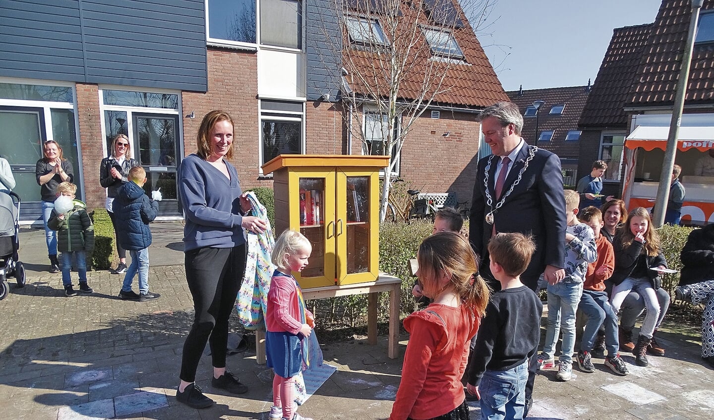 Burgemeester Danny de Vries opent de nieuwe minibiebsamen met Joyce en aanwezige kinderen.