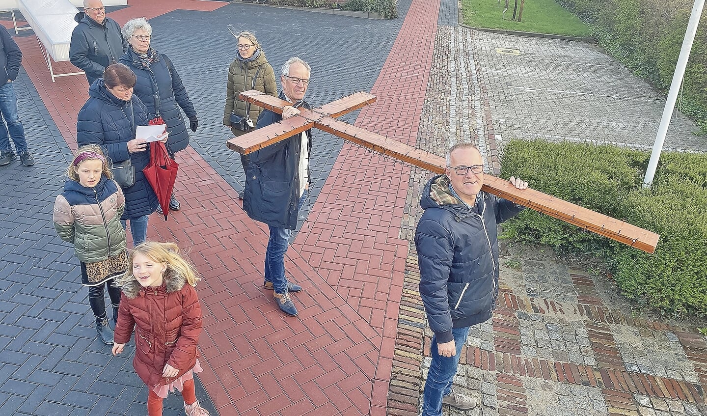 Een klein groepje ging in processie met een houten kruis richting de RK kerk in Montfoort.