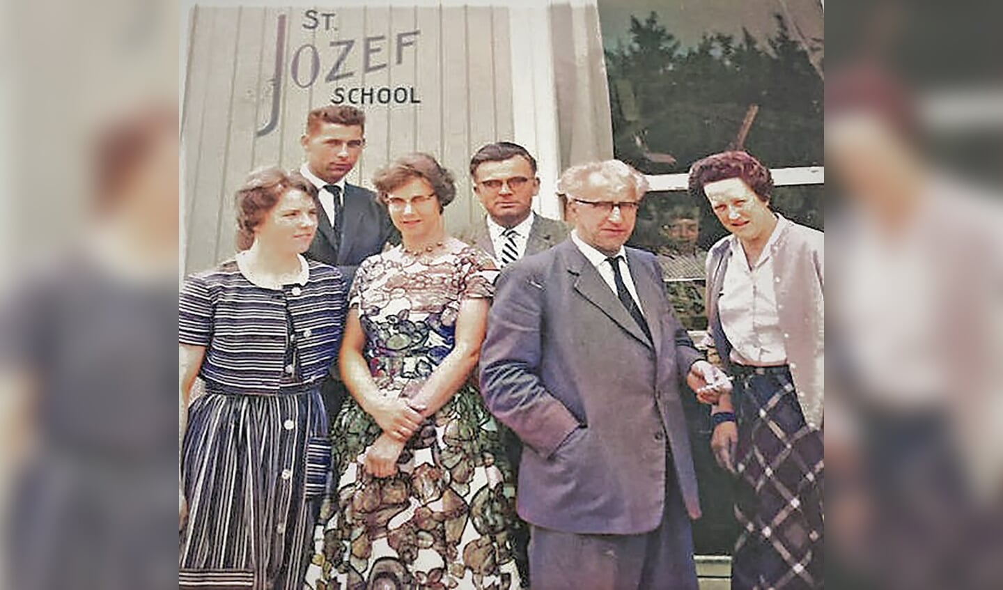 Het team van de St. Jozefschool in 1959: rechts het echtpaar Boomsma.Achter Theo Schoonderwoerd en George Becker.Vooraan Ans Bode en R. Ram.
