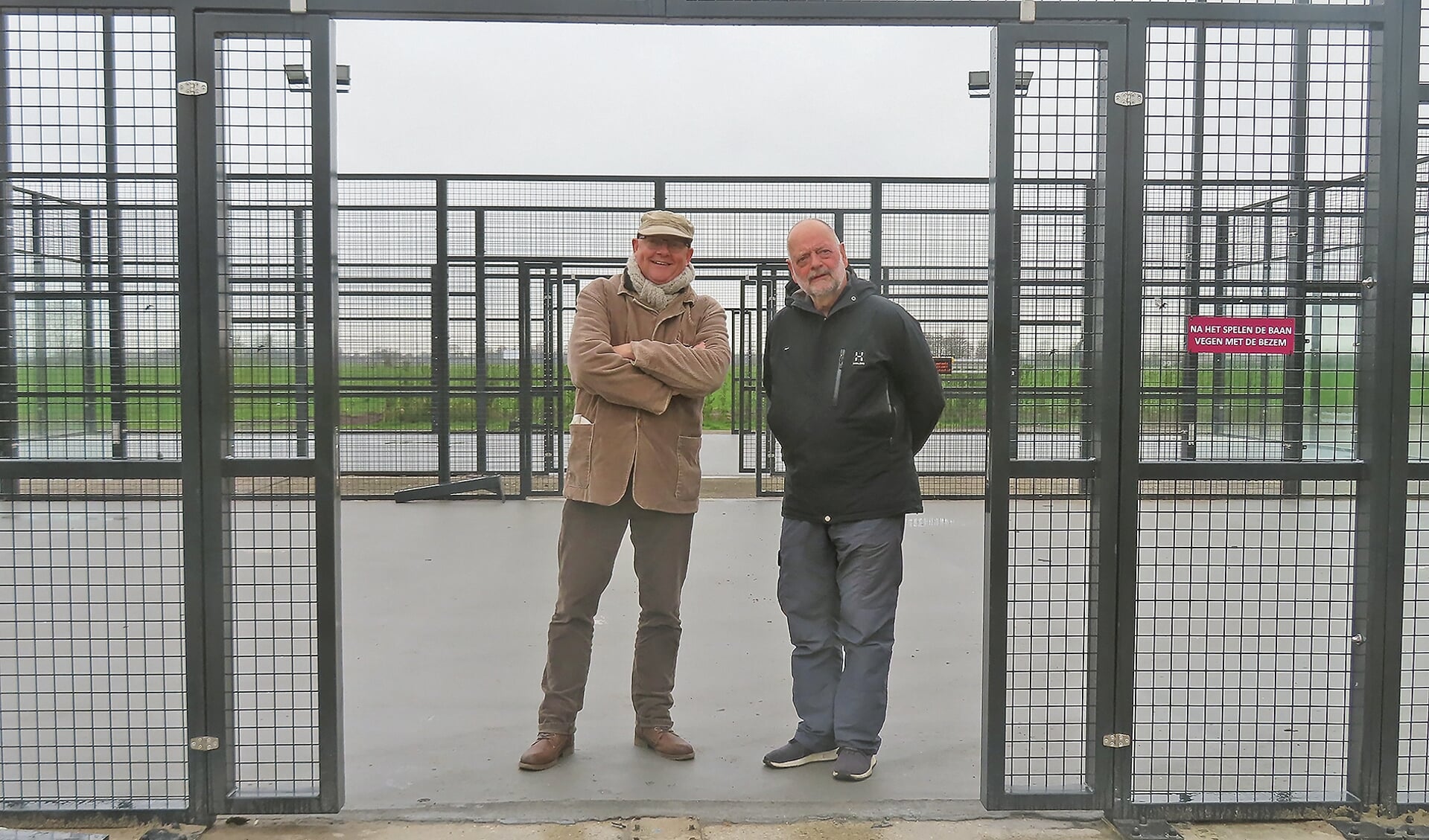 Bert van Noord (rechts) en Peter van Bijsterveld zijn enthousiast over het vernieuwde tenniscomplex met vier padelbanen.