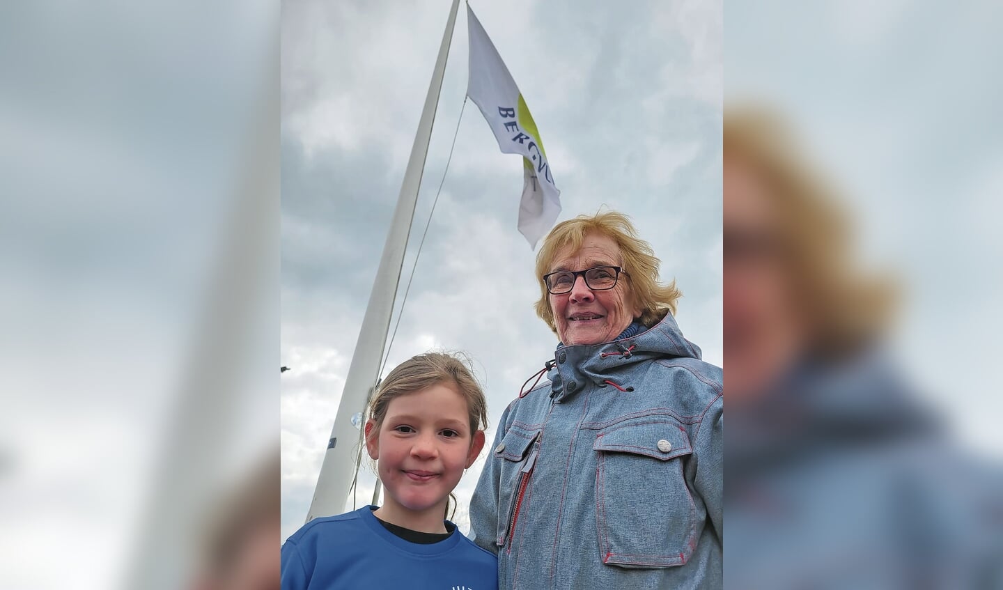 Sari Bestebreurtje (85) en haar nichtje Sarah Bestebreurtje (6) hesen als oudste en jongste lid van de tennisclub Bergvliet de clubvlag.Dit deden ze op zaterdag 2 april als opening van het tennisseizoen 2022.