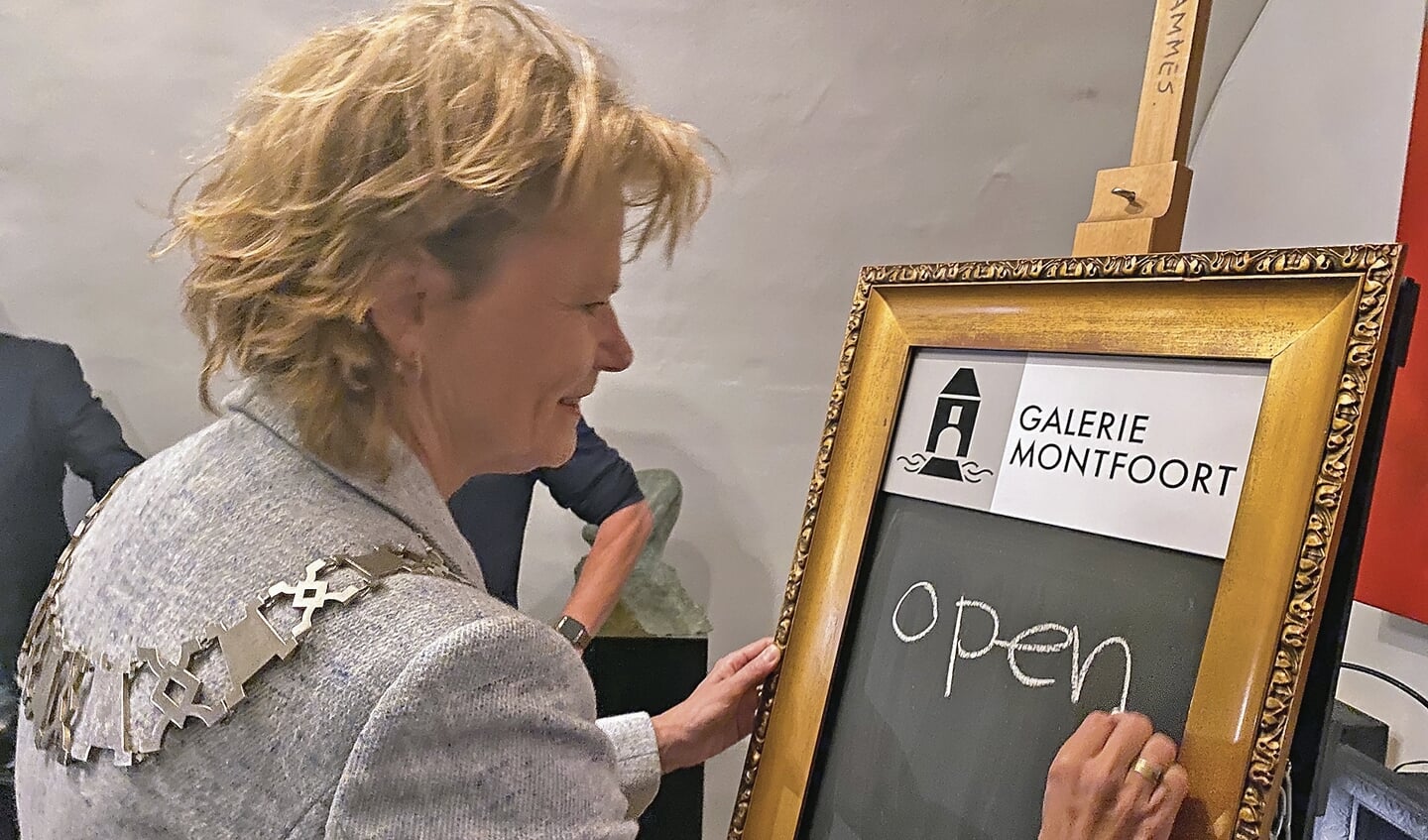 Burgemeester Petra van Hartskamp schreef het woord 'Open' op een schilderij.