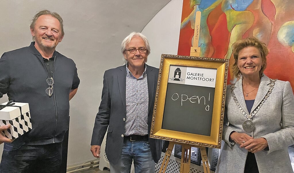 Kunstenaars Marcel Wammes en Piet van der Wildt met burgemeester Petra van Hartskamp.