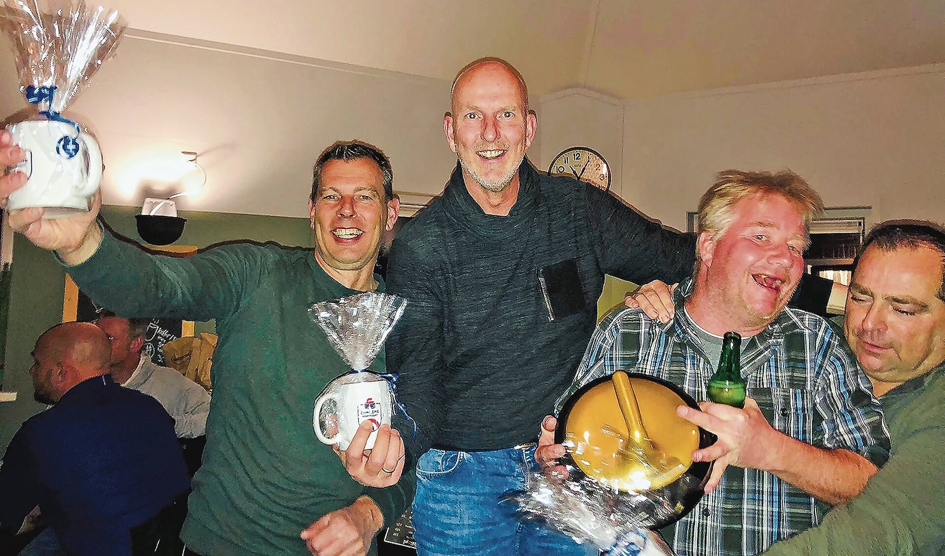 Texelteam is dolblij met het winnen van de gouden curlingsteen.