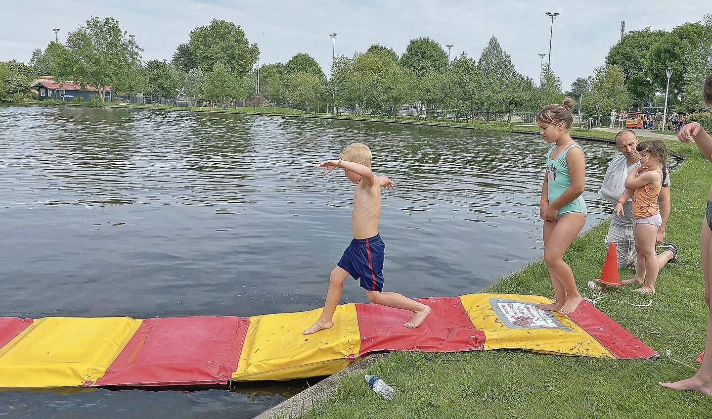 De uitdaging was ook vandaag weer om te proberendroog aan de overkant te komen.Dat lukte vrijwel niemand.