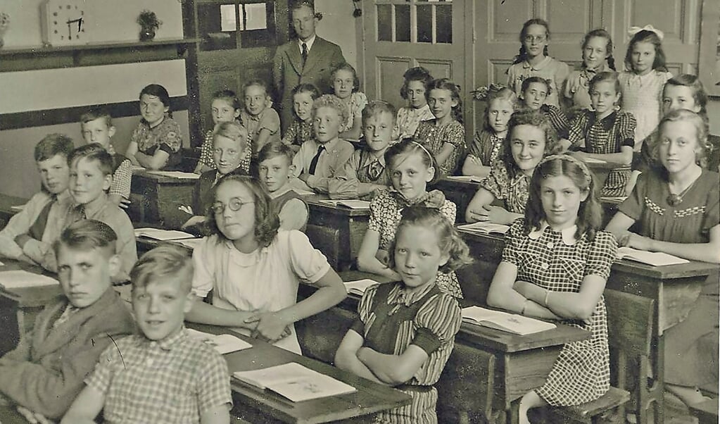 1942-1943 - Schoolfoto klas 6 - Wessel Reinink tweede van links.