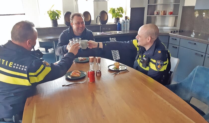 <p pstyle="BODY">De wijkagenten Rob en Michel komen graag bij u eten.</p>