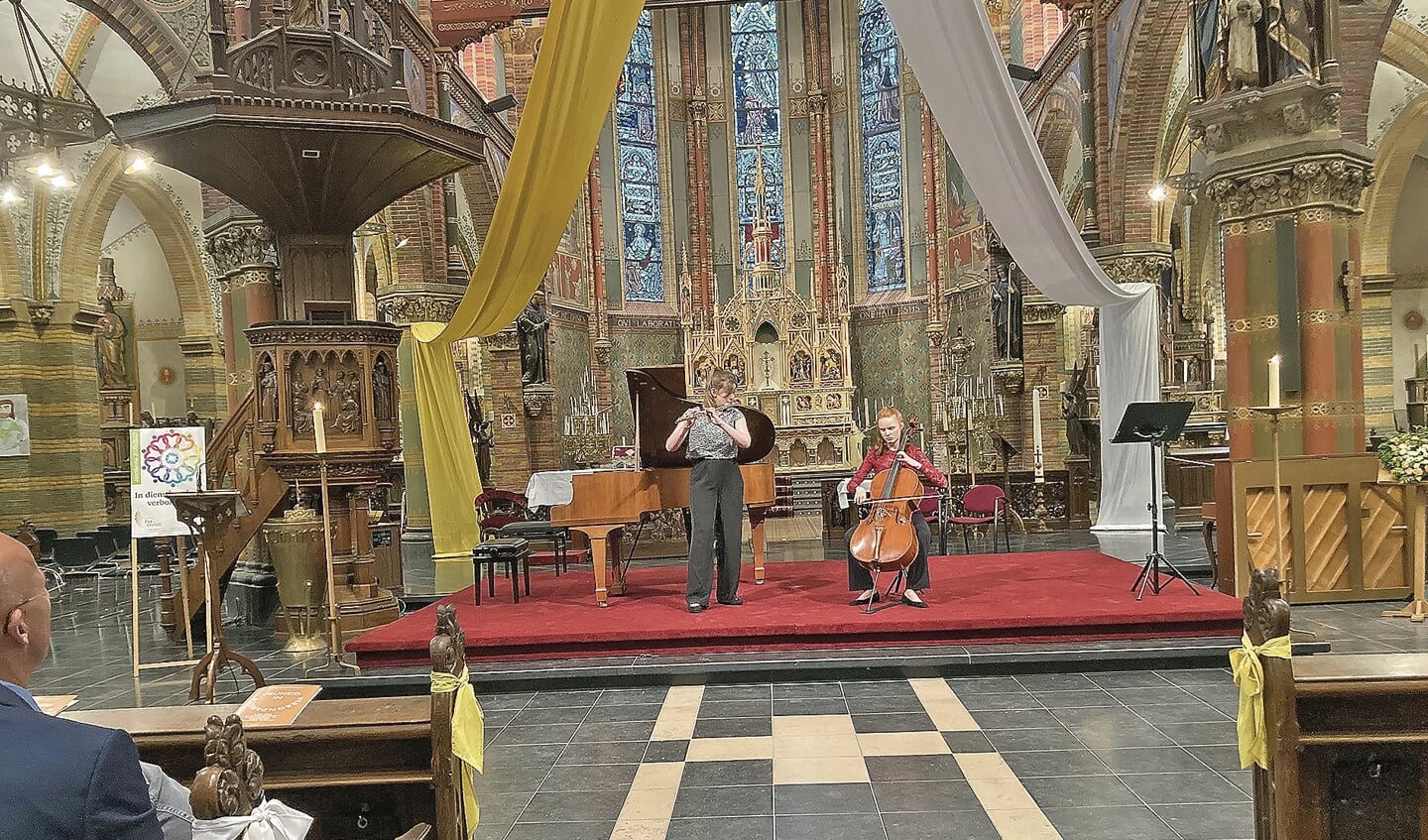 Sarah van Lijke op fluit en Fama Koning op cello.
