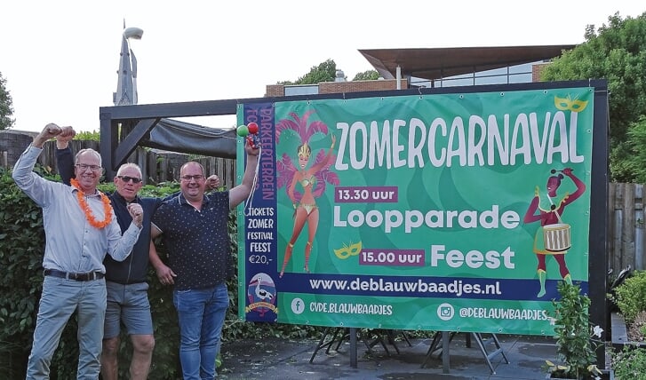 V.l.n.r.: Leon Sangers, Richard de Jong en Maarten van Vliet van de Blauwblaadjesbij de aankondiging van het Zomercarnaval.
